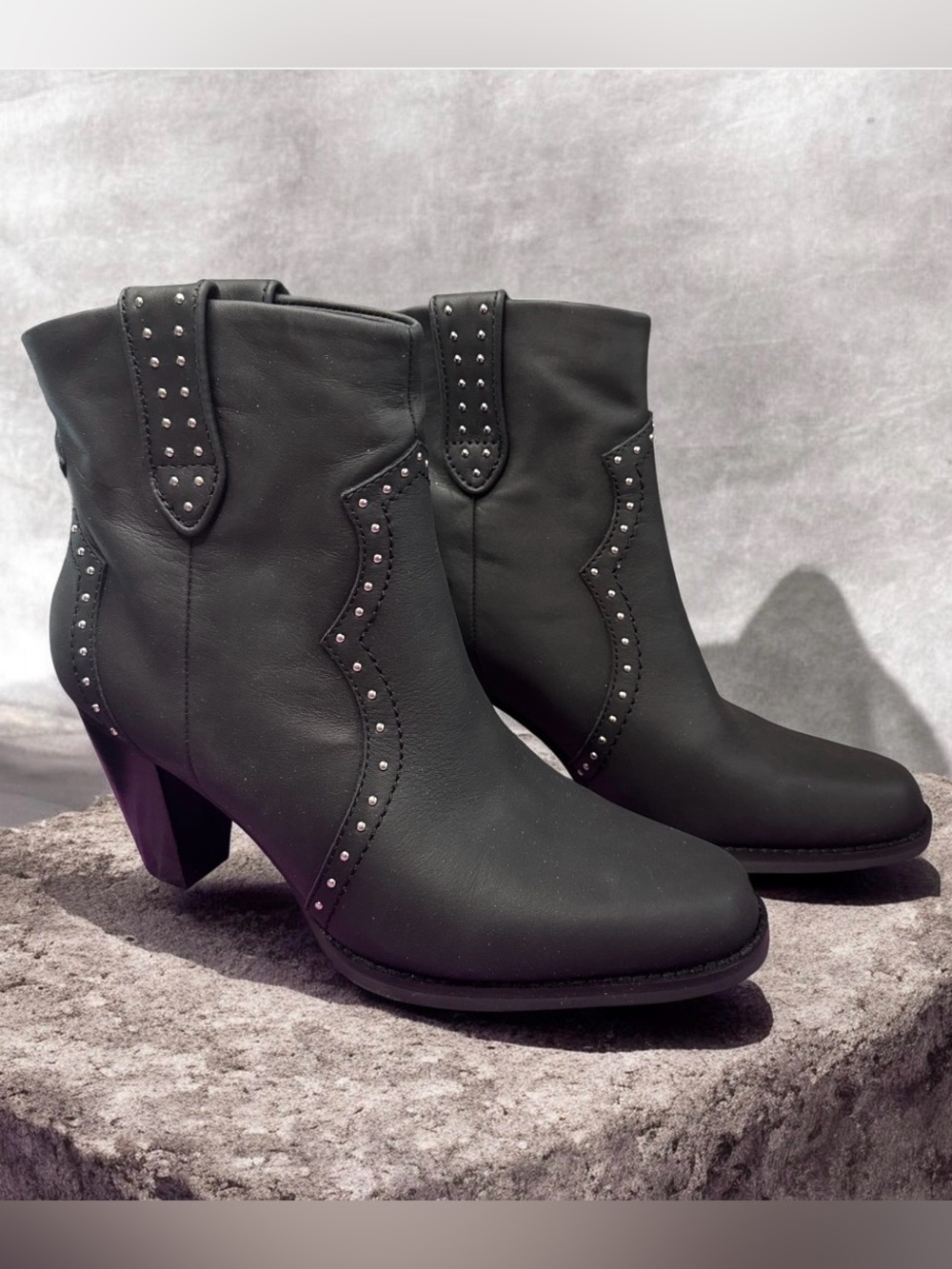 Aerosoles Women's Lazu Black Leather Silver Studded Boot Ladies Size 8